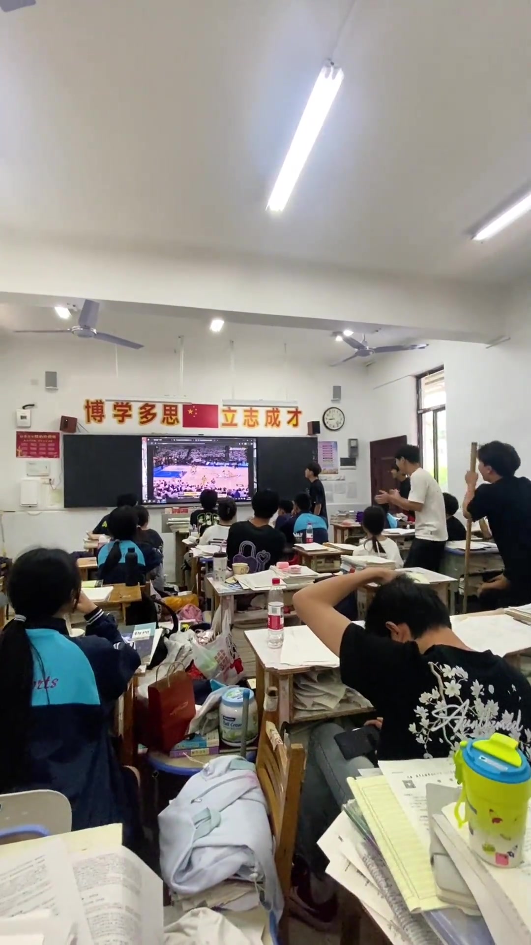 高考最后一课沸腾瞬间 学生跳桌狂欢绝杀时刻 哈利波特本尊惊喜现身